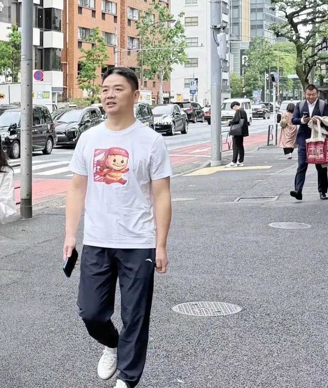 刘强东能屈能伸，为了做外卖真是太拼了，穿广告衫带着助理，自己充当人肉广告，在日本