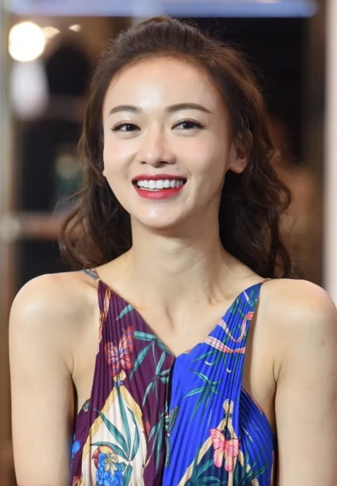 要不说那么多人发怵结婚呢

吴谨言结婚后心里也觉得亏了吧

当初怀着孕还又唱又跳