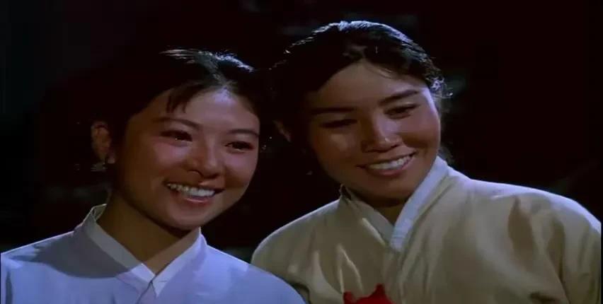 这位扮演朝鲜姑娘的演员怎么这么眼熟呢？
这是1975年由八一厂出品、上映的故事片