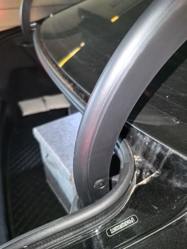 迈腾后备箱内饰没装好
后备箱内饰没装好给支架磨出痕可以索赔支架吗