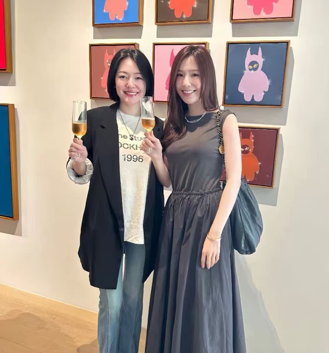 有去看lily画展的网友晒出和小s的合照！
凭心而论，小s的气色真不错，没有什