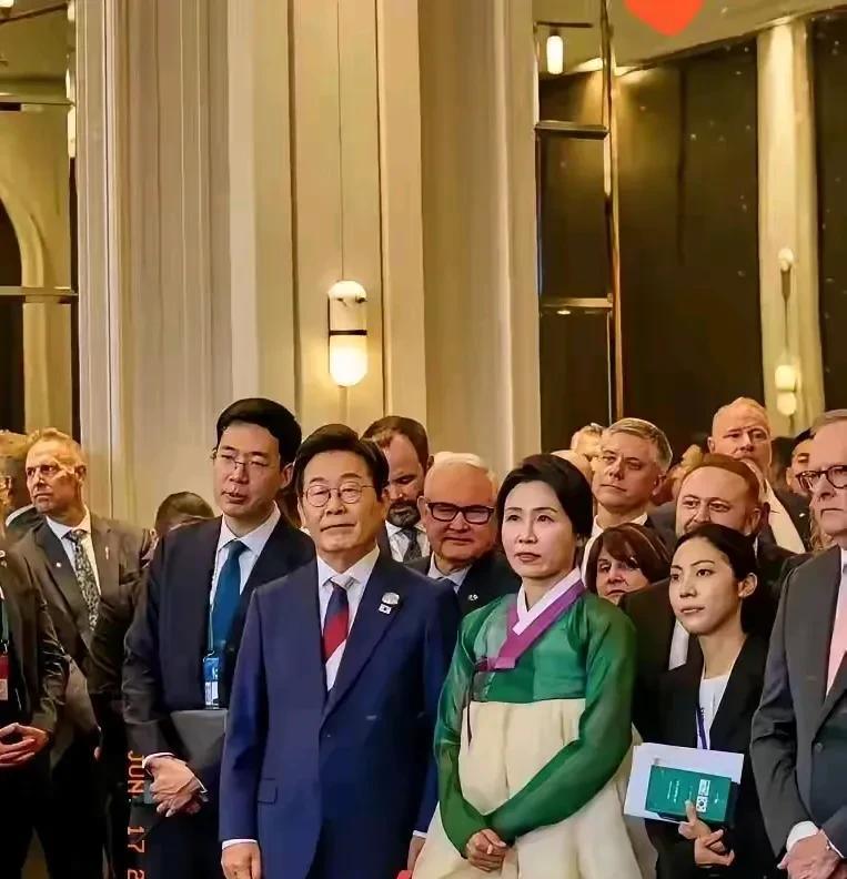 李在明的首秀有点尴尬！
能在当选后就接到G7的邀请函，李在明已经给韩国政坛赢回了