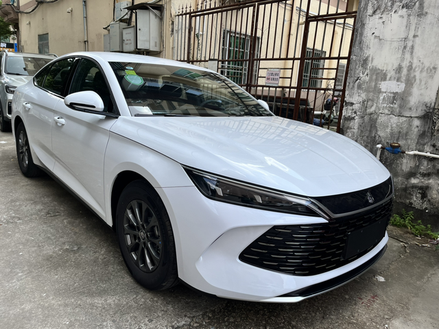 秦L DM 80KM 最低配
提车一周 分享下真实用车感受 先说缺点 车机显示质