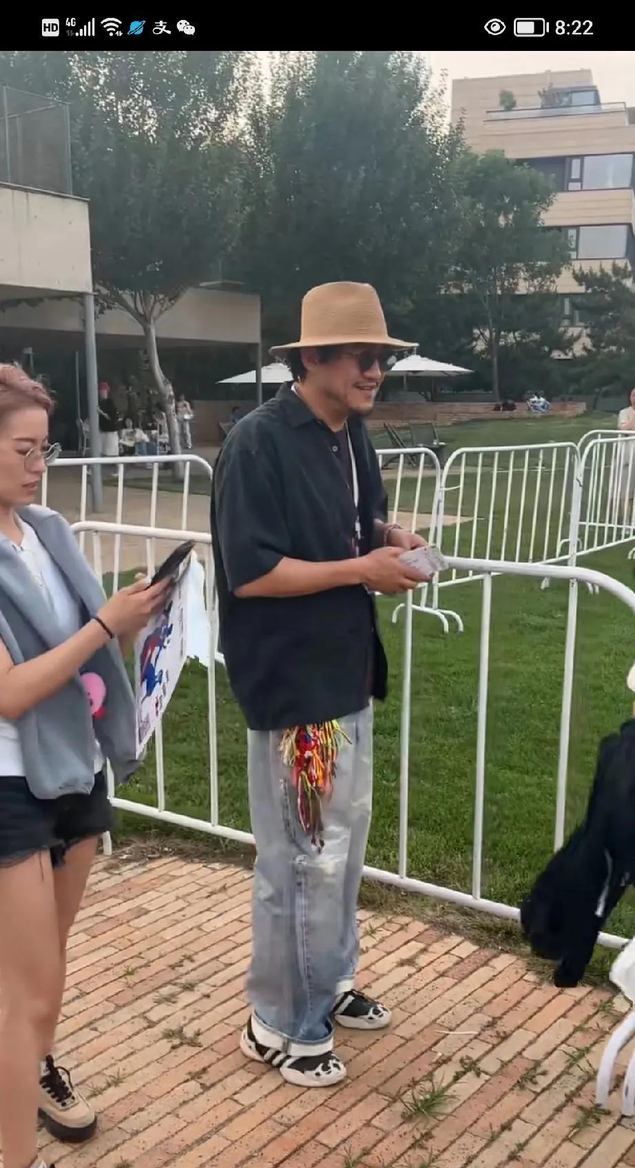 作为阿那亚戏剧节的艺术总监，陈明昊这一阵儿又在阿那亚呼朋唤友，炸油条，和朋友喝大