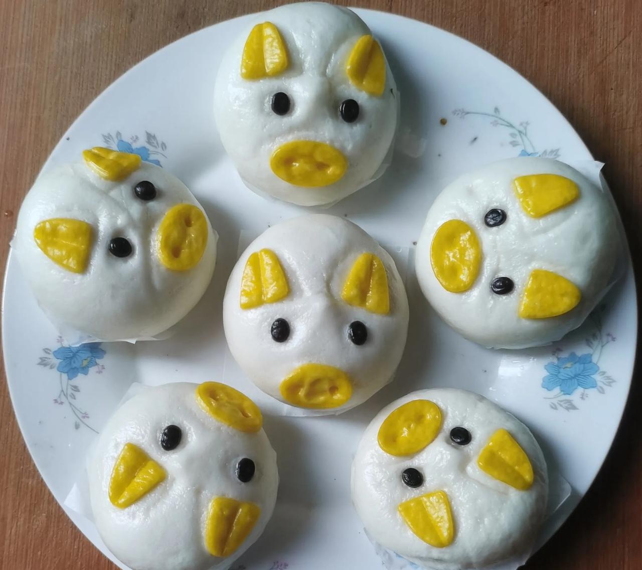 跟邻居去超市买菜，看到她在冷冻食品的地方，拿了两袋猪猪奶黄包。
邻居说，这个猪猪