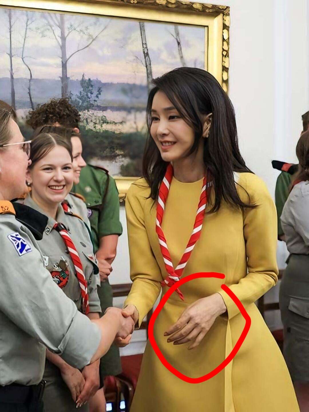 棒子国第一夫人的手，看着和脸有些不搭。