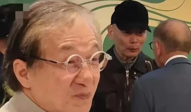 71岁的成龙，老的真坐实。
头顶上的头发只有几绺长头发，头顶拔的都要到后脑勺子