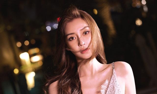 Angelababy杨颖36岁生日获内地解禁，贴仙气长腿靓相庆生！
Angela