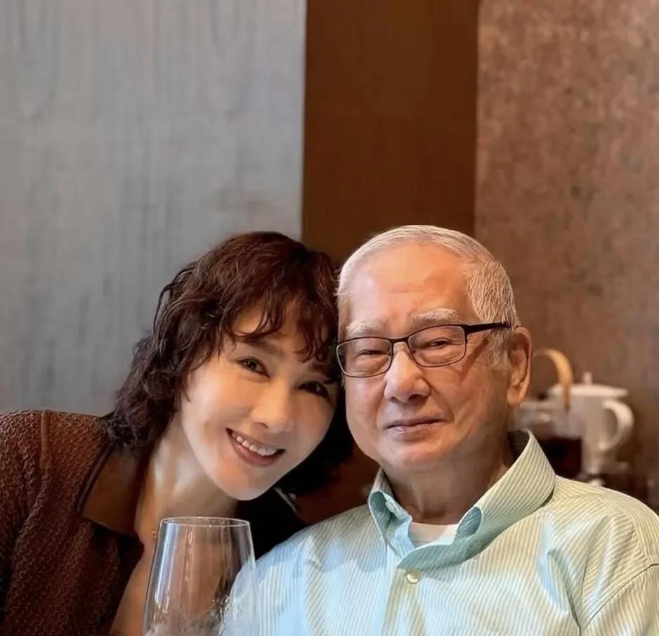 黎姿近日晒出和爸爸的合照，她留着微卷的短发，笑容明媚，梨涡浅显。
很多人说黎姿也