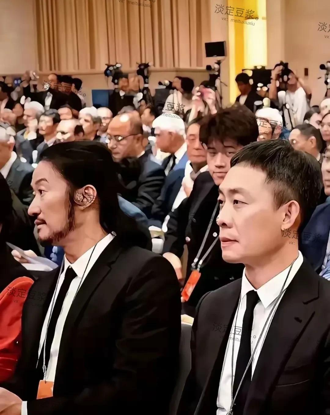 他俩咋凑的，一个喜欢“嘚瑟”，一个喜欢“端着”，如今我都不咋喜欢。
吴京以前挺好