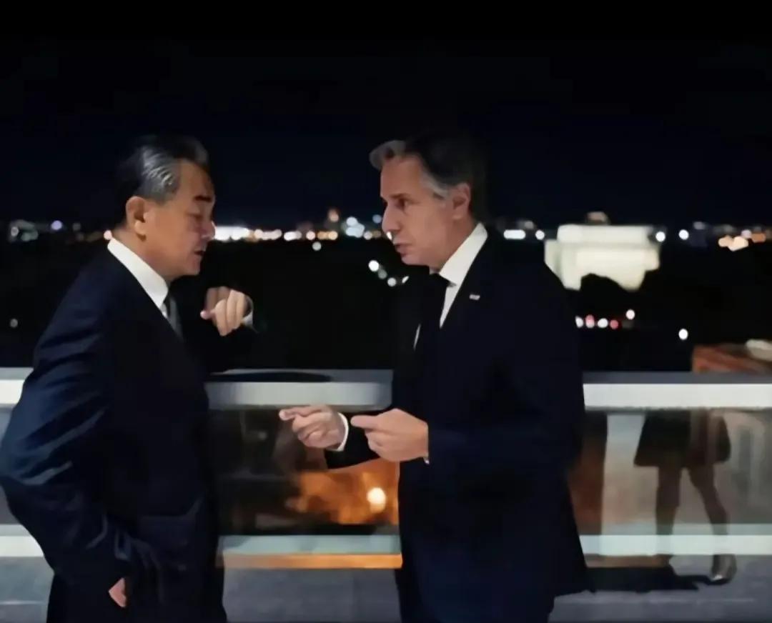 当前世界格局正处于历史性的变革关口：美国虽显疲态但根基仍在，中国蓬勃崛起但尚未完