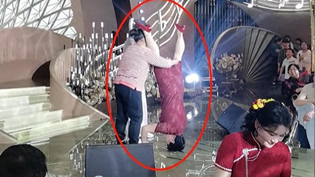 婚礼上婆婆表演才艺，倒立、蛤蟆功轮番上阵，儿媳尬笑鼓掌
