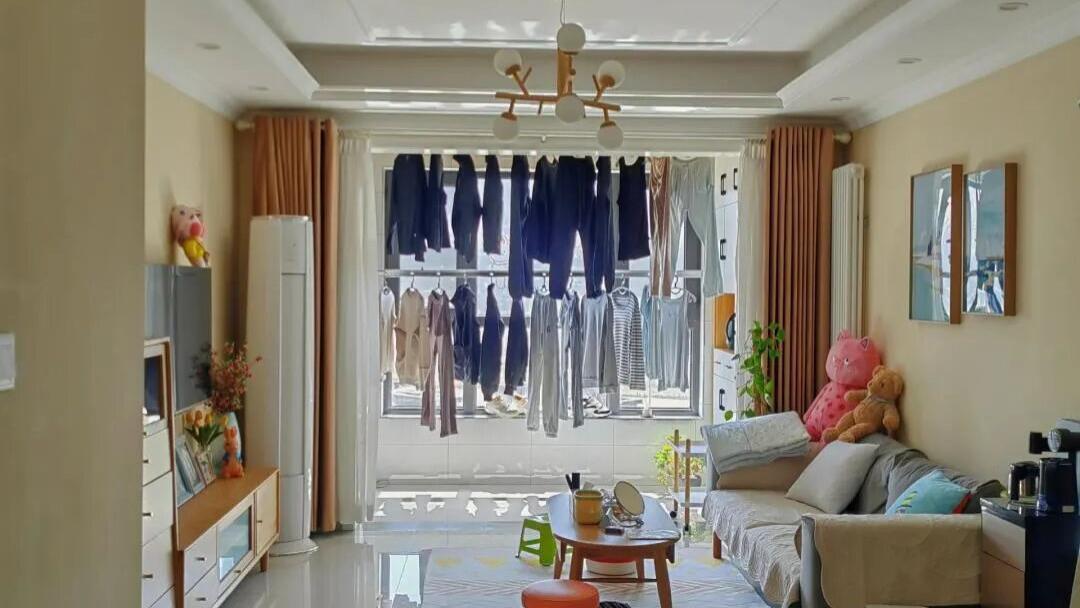 阳台与客厅打通，没地方晒衣服？看了闺蜜家的晾衣法 ，被折服了！