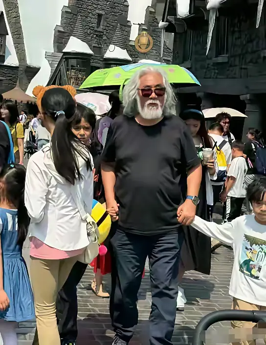 张导左手牵亲生儿子，右手牵继子，是一副好父亲的模样。杜星霖嫁给他，貌似财爱双收了