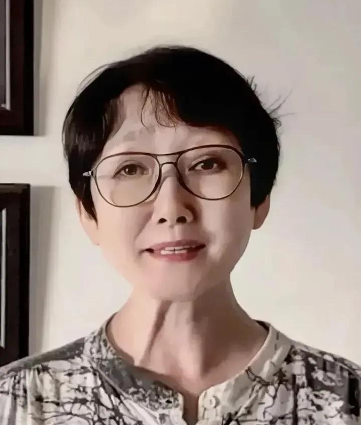 成方圆，年轻时好漂亮，那动听的歌喉就是天籁之音，80年代，人们口口传唱的《游子吟