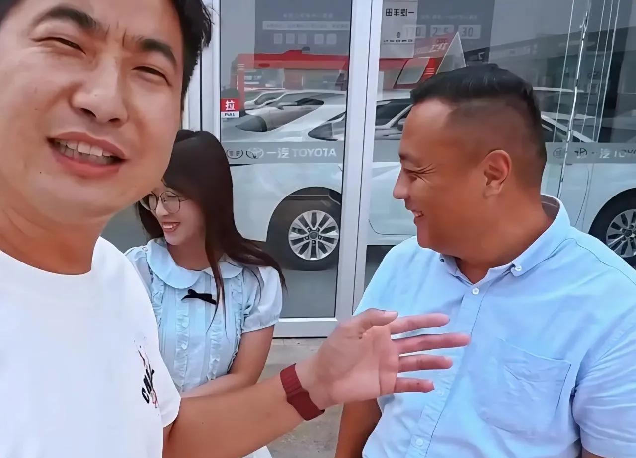 截这个图的人简直太坏了。
徐大阳两口子去找阿拉丁买车，确实便宜不少。
有这亲戚就