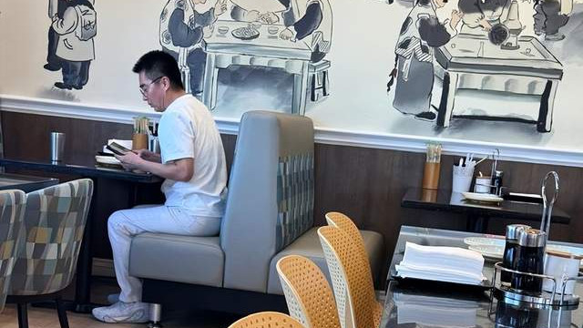 许亚军被偶遇！在美国淡定吃饭，不出席前妻葬礼，被指责太不体面