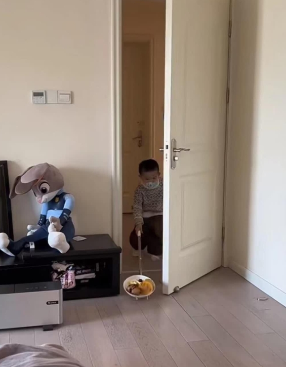 网友：这绝对是亲儿子，有点孝心，但不多