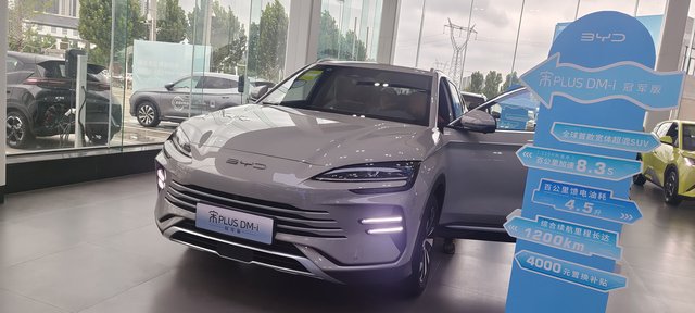 这款宋150次顶配和顶配错一万块钱
纠结中……
5G车机
15.6屏幕
燕飞利仕