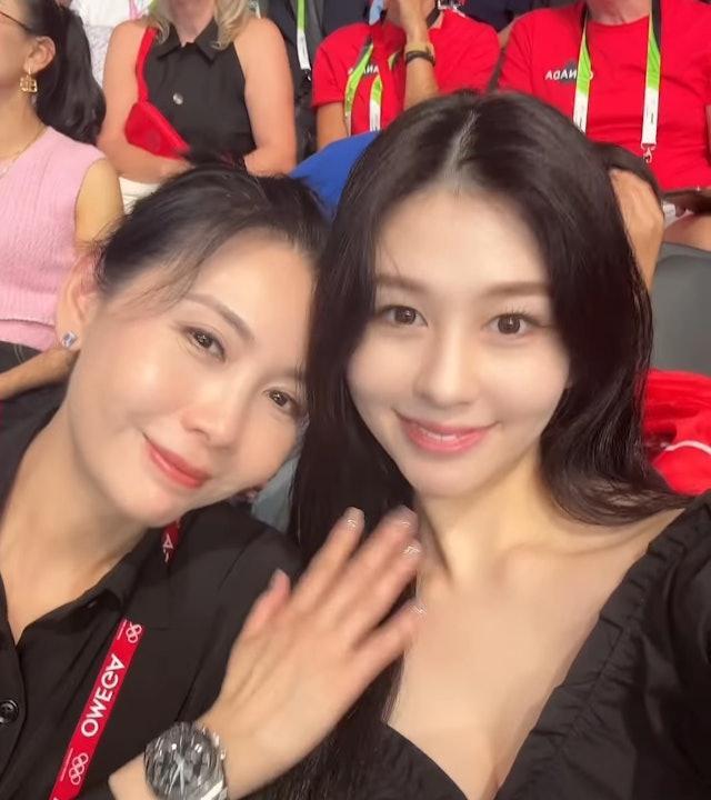 56岁邱淑贞孖两女儿同游西安似姊妹，沉日愈大愈靓不输家姐沉月！
90年代性感女神