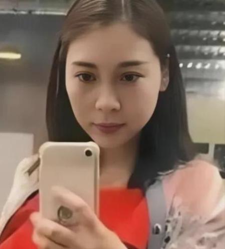 这是“毒妇”劳荣枝被抓前，在健身房的一张自拍，她身着红裙完全看不出已42岁，当时