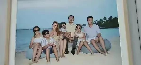 从李晞儿合影手放在爷爷膝盖的细节可以看出，李兆基对孙女也是很宠爱的。可能是因为李