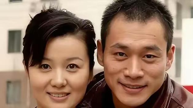 1998年，饰演“武松”的丁海峰爱上了“潘金莲”王思懿，丁海峰的妻子得知后竟然不