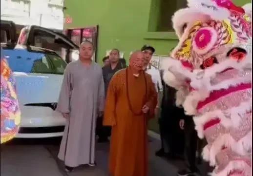 释永信和特斯拉Model X合影！
照片中释永信和一名穿灰袍的僧人站在一辆打开鸥