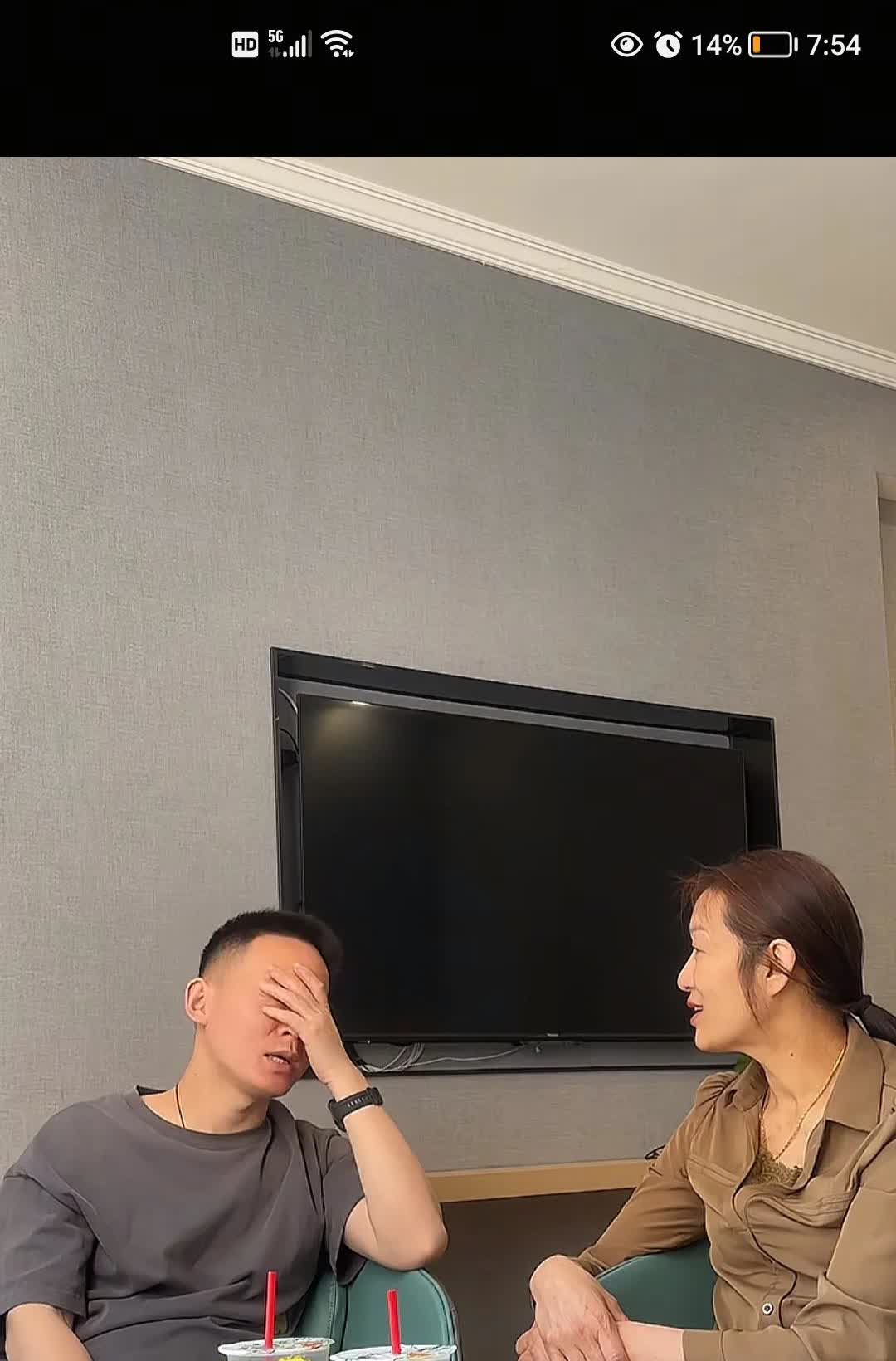 谢浩男的妈妈宣称确定要做带货工作了，在谢浩男的支持与鼓励之下，谢妈妈的带货事宜马