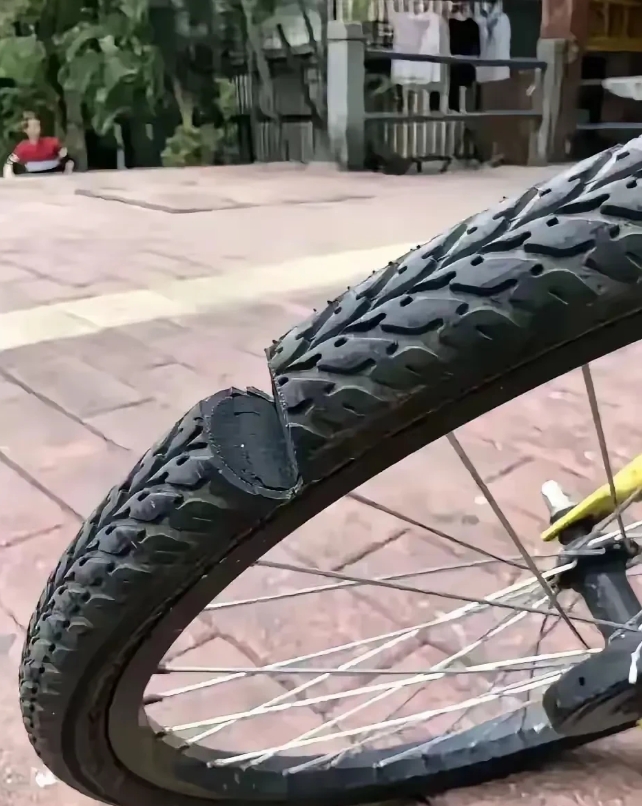 广东惠州，有一名男子在骑共享单车的时候，不小心自行车的前轮胎被扎进了一条长钉，这