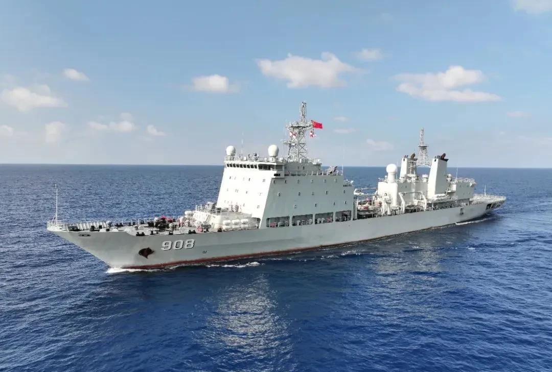 南海深处，碧浪翻涌。日前，军山湖舰与抚仙湖舰组成编队，奔赴某海域开展海上实战化训