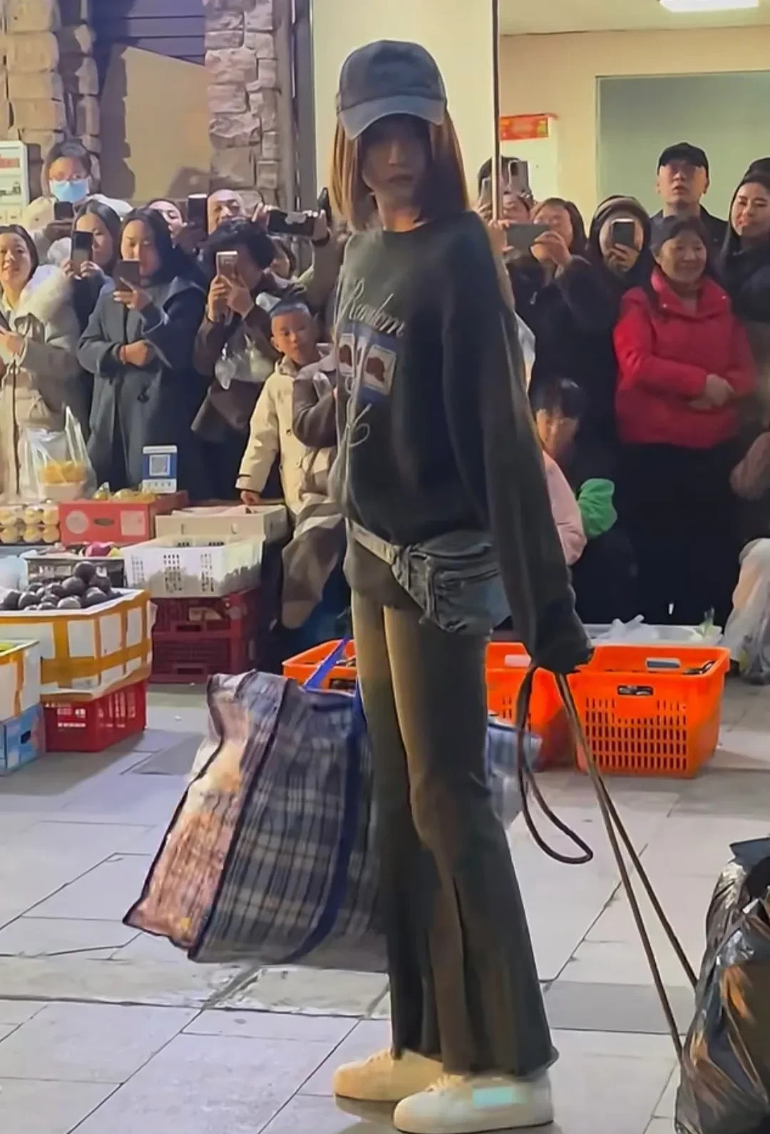 关晓彤分手后拍戏状态











天哪，你们敢信？大明星关晓彤居然在大