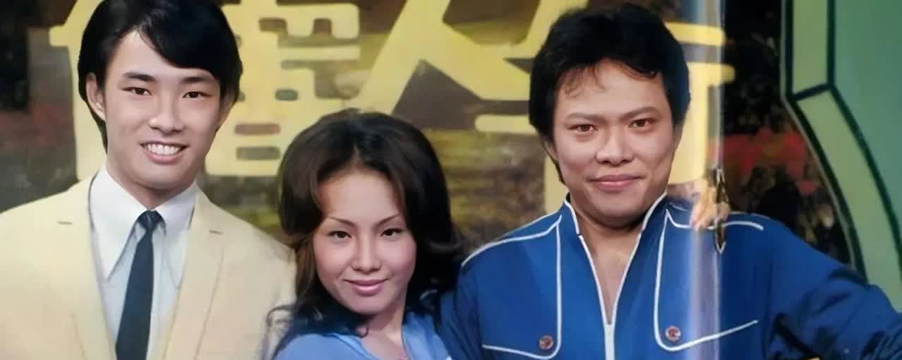 我也刚知道费玉清和张菲是亲兄弟！原来他俩本名都姓张，张菲原名张彦明，费玉清原名张