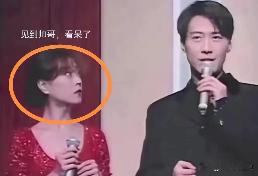 早年间，黎明与一个日本女明星同台时，黎明的帅气把这个女明星都震呆了。 从照片上看