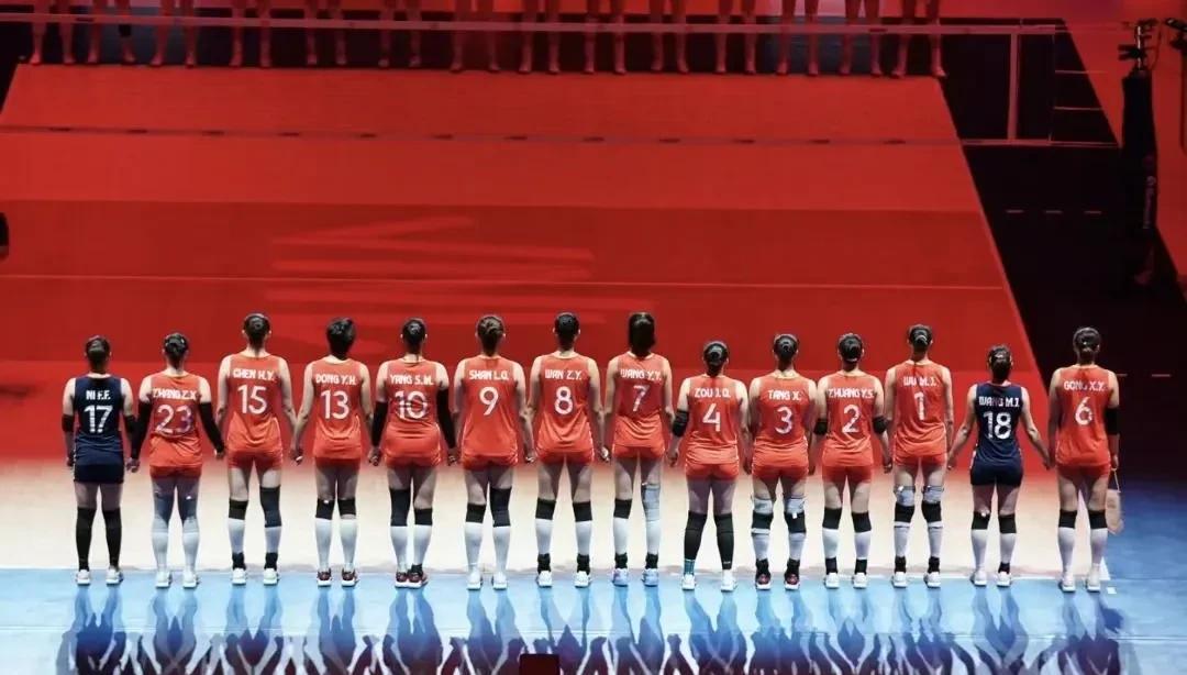 朱婷以后中国女排又出现了一位现象级的人物。她就是只有16岁的国家队主力二传张子萱