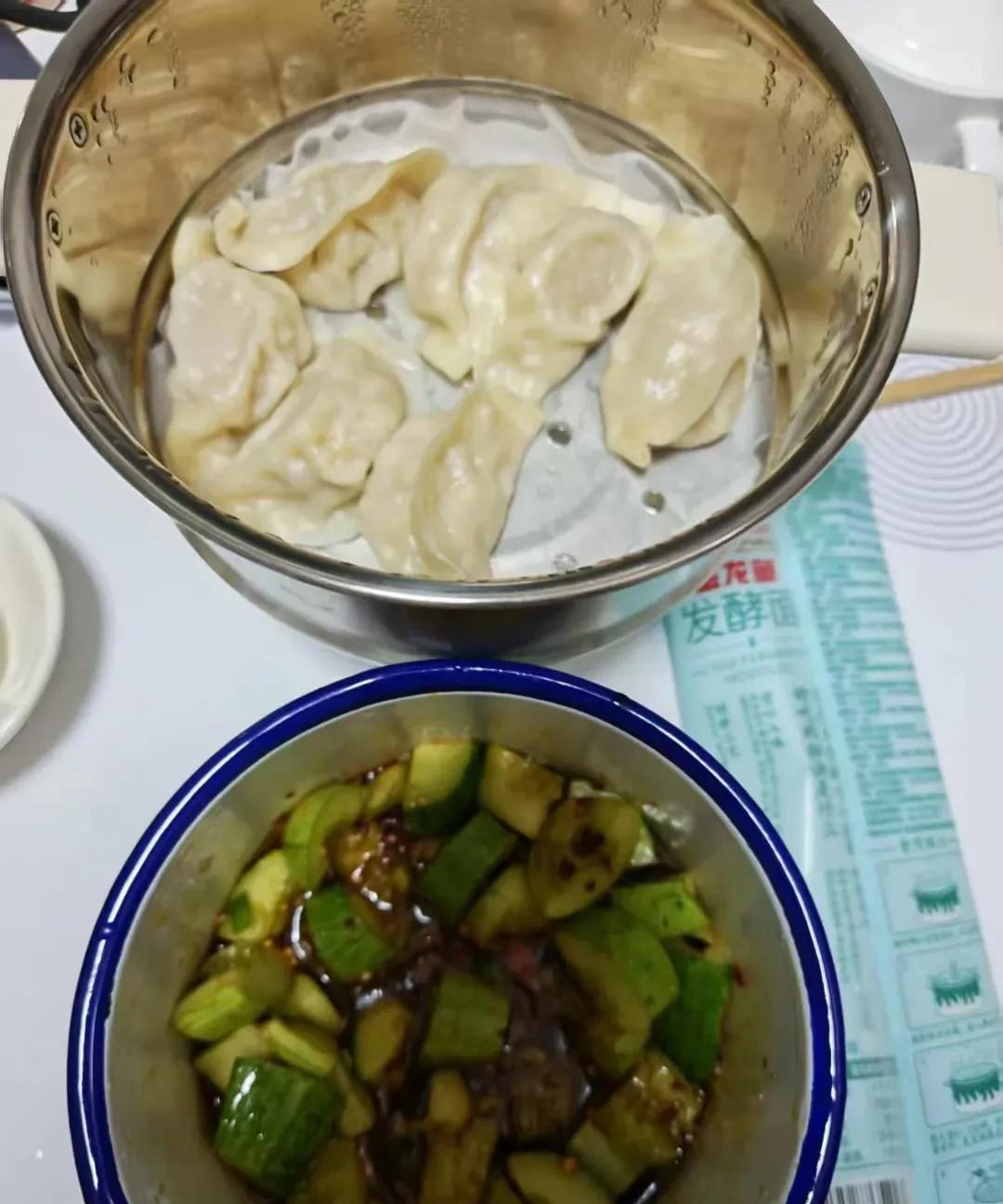 凌晨3点给自己快速弄了个饭吃。饿疯了的感觉。
回来忙了几个小时9点多蒸了8个冻饺