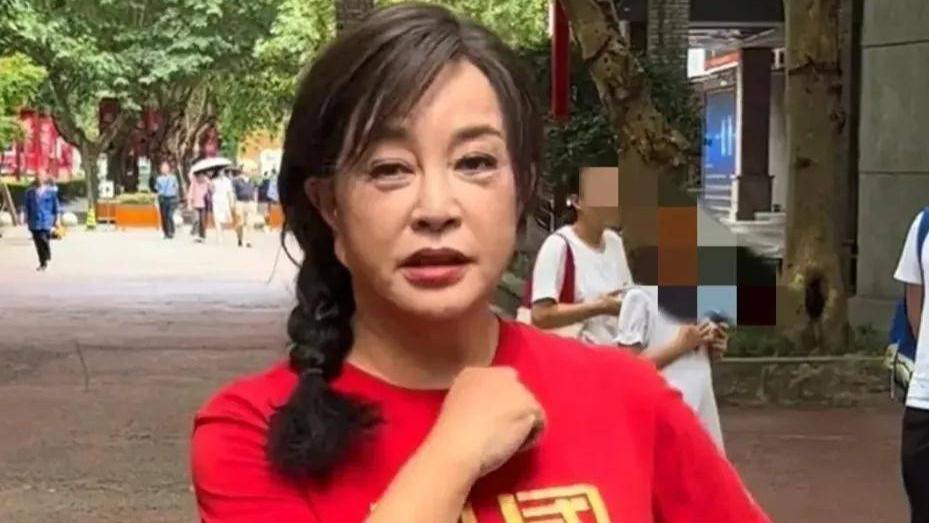75岁刘晓庆谈无性婚姻：女人无男人不完整，网友力挺大胆直言惹争议！