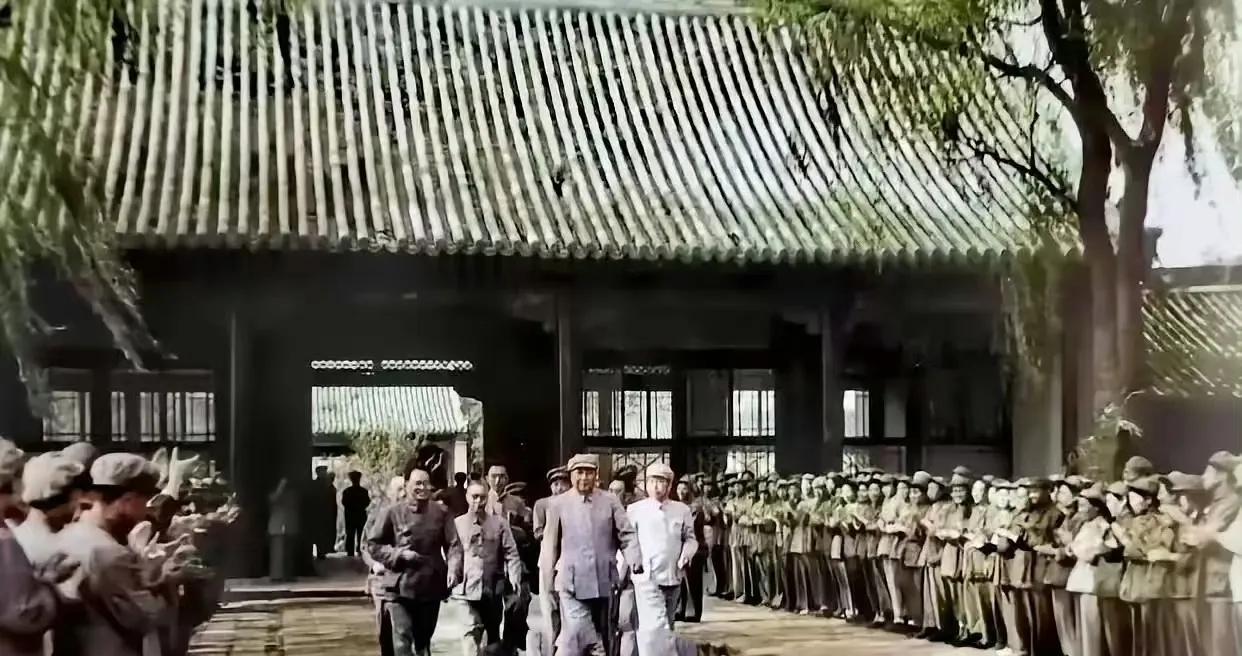 龙行虎步进驻中南海！  这气势如虹的景象，至今仍令人心潮澎湃。  毛泽东思想，曾