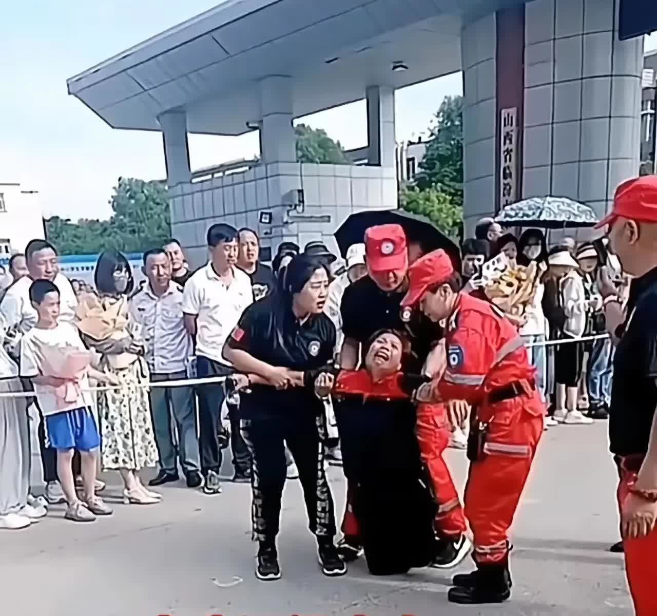 这位母亲竟然在考场外崩溃大哭，令人动容！
到底什么原因？
或许是因工作忙没有