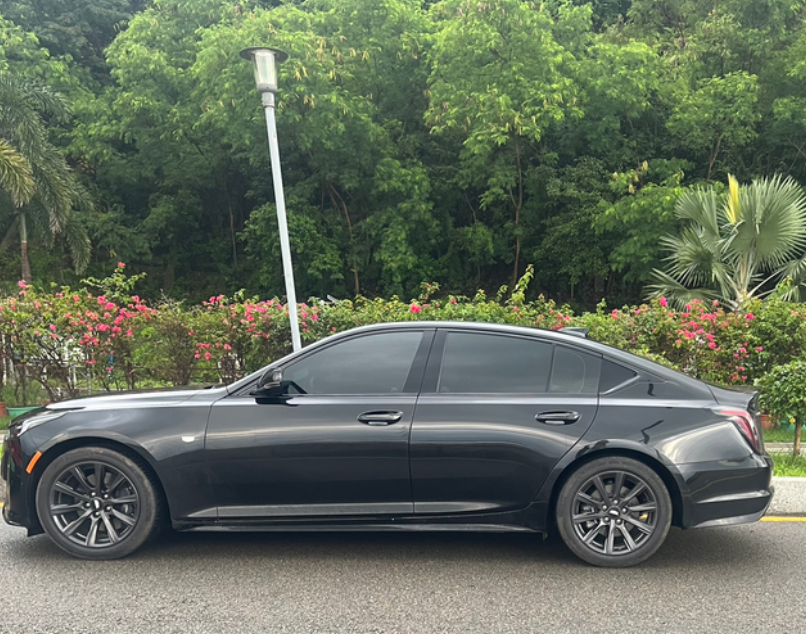 买来不到一年开了不到一万公里，昨天跑高速排气管有嗡嗡嗡的声音像是改了排气的那种声