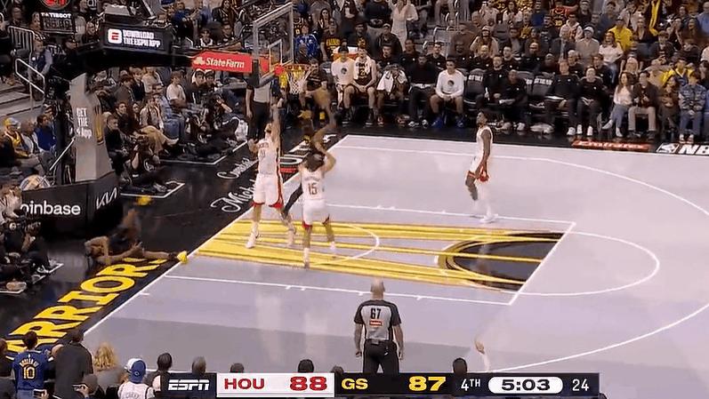 理查德抢到前板轻松上篮打进，勇士反超火箭1分