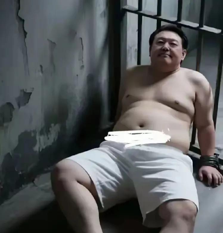 政治人物也平凡，这是韩国前总统尹锡悦？他为了拒捕，竟然光膀子、穿着大裤衩躺在地上