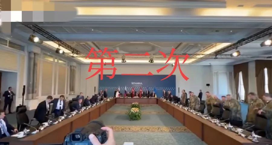 俄乌土耳其第二次会谈，开始了！会议室规模，比第一次大多了，桌子更长了，因为俄乌双