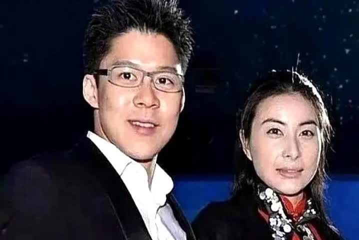 郭晶晶被问霍家每个月给她多少生活费，
她笑着说霍启刚早就把银行卡给她了，“钱想