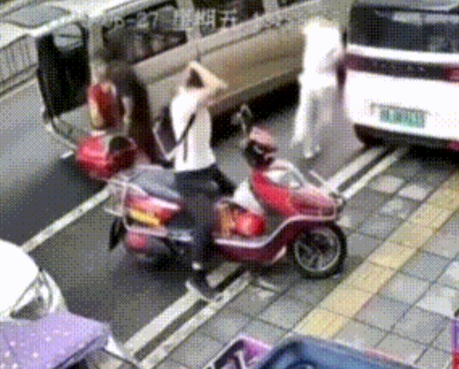 “与死神赛跑！”贵阳，一男子骑着摩托车停靠在某饮料店门口，两把寒光闪闪的菜刀竟从