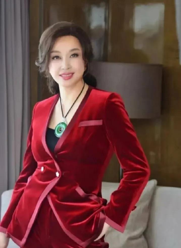 晓庆啊刘晓庆！你明明已经是个70多岁的老姑娘了，身家也好，还没有儿子、女儿！为什