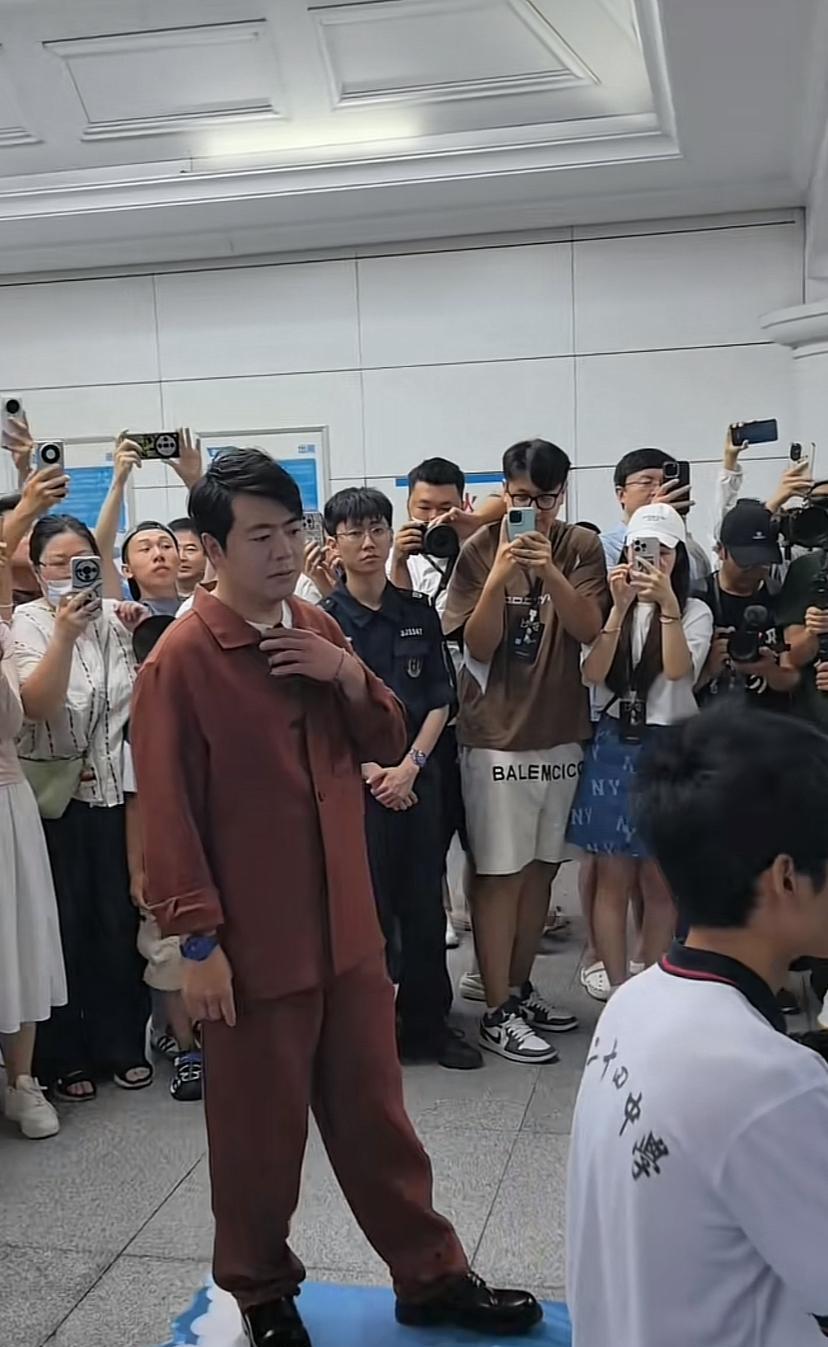朗朗要是不弹琴这样子在我们村也是老光棍一个。