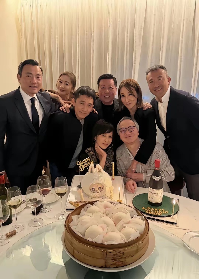 刘嘉玲60大寿，规格不大，但足够温馨！
​梁朝伟陪在她身边，还邀请了几位好友，办