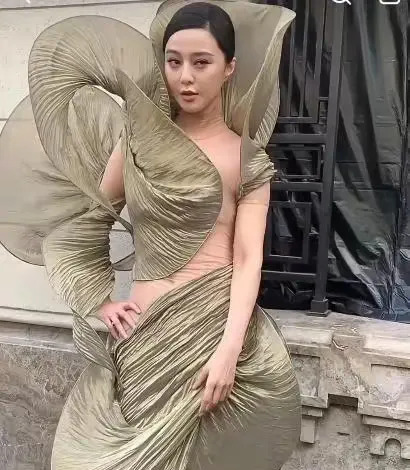 范冰冰近况和弟弟关系











我的天哪！范冰冰，曾经的"话题女王"
