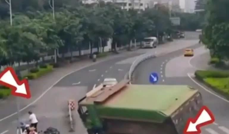 白衣服弃车保帅，反应迅速，我了个擦，载重王都被压扁成这样了，载重王号称能载一千斤